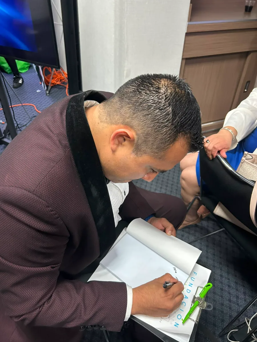 Carlos Román Samperio firmando un ejemplar del libro